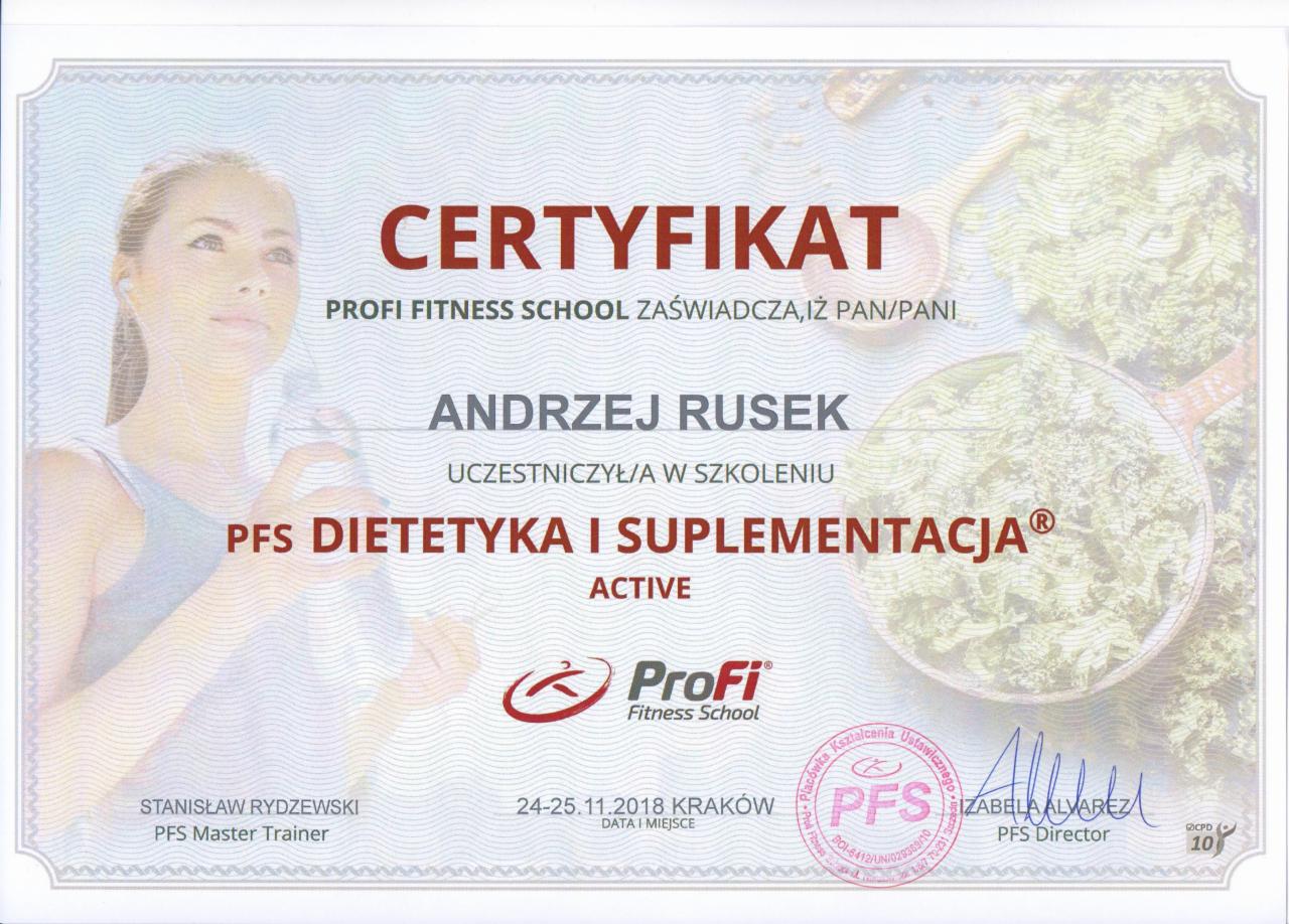 Certyfikat ukończenia szkolenia z dietetyki i suplementacji, wydany przez ProFi Fitness School, z imieniem i nazwiskiem uczestnika, logotypem szkoły i podpisem dyrektora, w tle grafika z warzywami...
