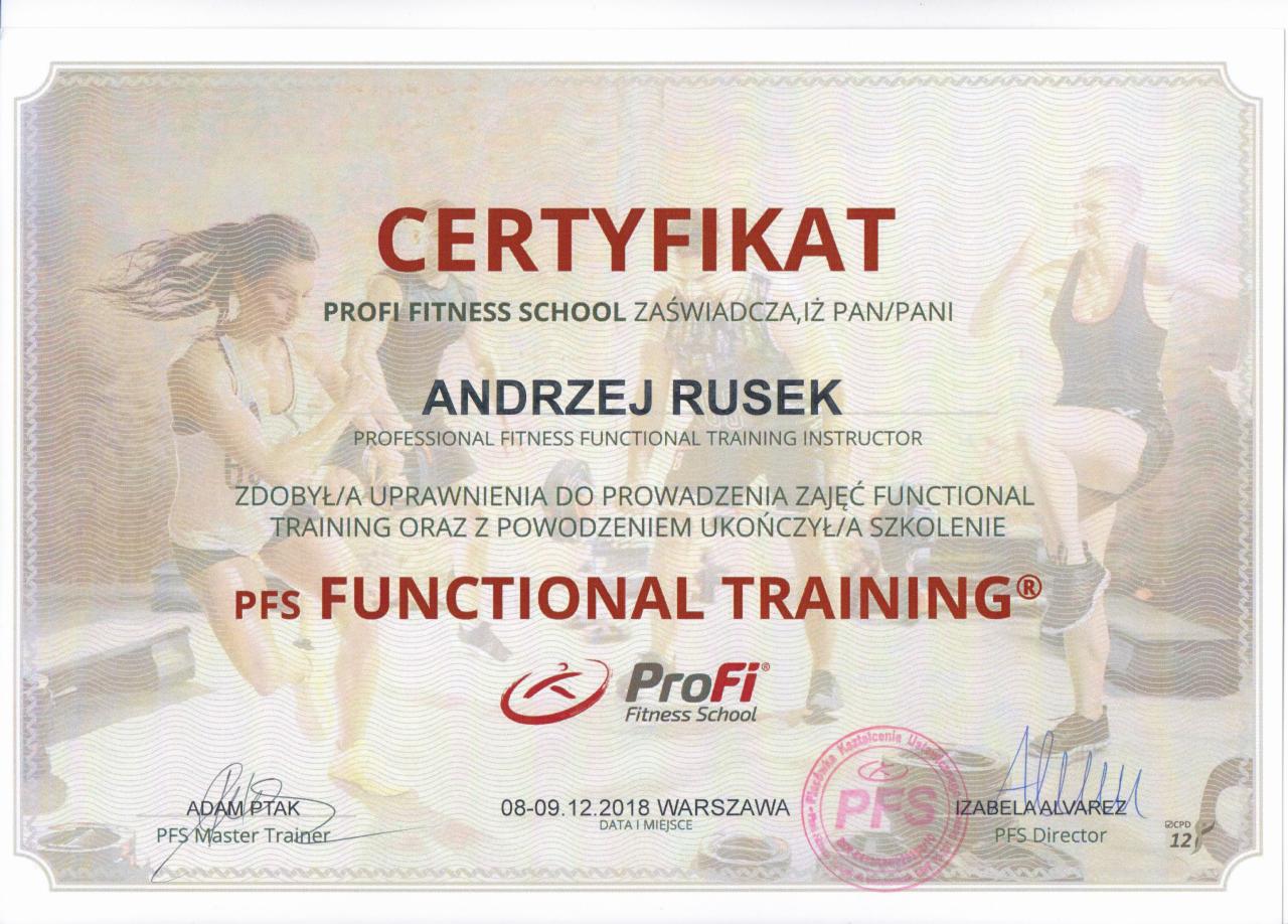Certyfikat ukończenia szkolenia PFS Functional Training dla Andrzeja Ruska, instruktora functional training, wydany przez ProFi Fitness School w Warszawie, z tłem przedstawiającym osoby ćwiczące.
