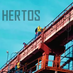 Pracownicy w kamizelkach ochronnych na szczycie konstrukcji stalowej mostu w trakcie remontu, widoczne logo firmy na górze kadru, błękitne niebo w tle.