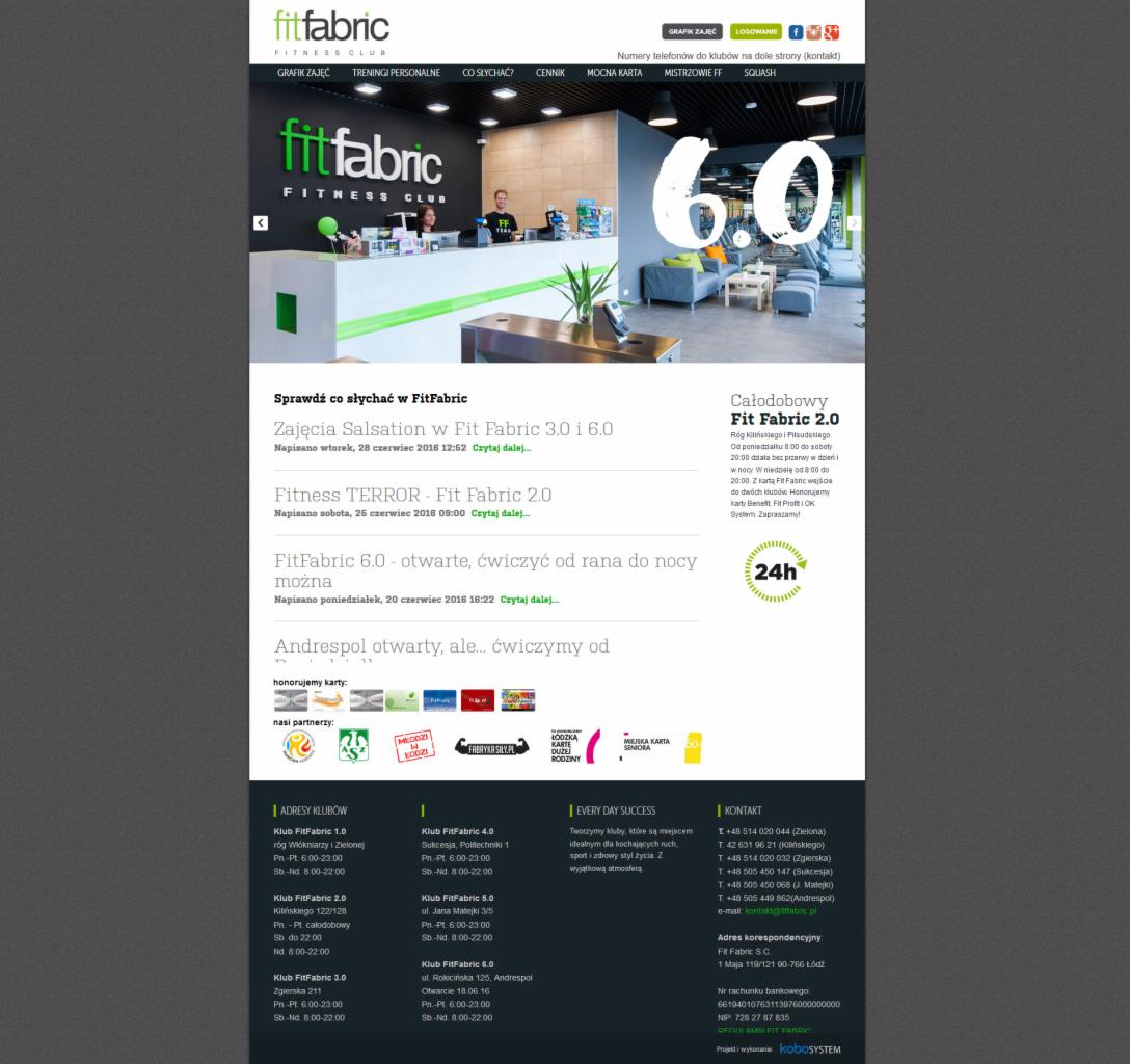 Strona internetowa klubu fitness FitFabric z widocznym logo, grafikami zajęć, informacjami o klubach, adresem, numerami telefonów i odnośnikami do mediów społecznościowych.
