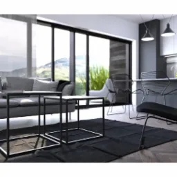 Nowoczesny salon z szarą sofą, stolikami kawowymi z czarnymi ramami, czarnym dywanem i krzesłem w stylu retro, okno z widokiem na góry.