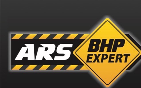 Grafika z logo firmy ARS BHP Expert. Żółty znak ostrzegawczy z napisem BHP Expert na ciemnoszarym tle z czarno-żółtymi pasami.