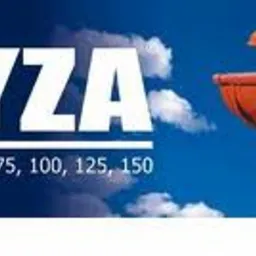 System rynnowy BRYZA z pomarańczowymi rynnami zamontowany pod okapem dachu pokrytego dachówką ceramiczną, na tle błękitnego nieba.