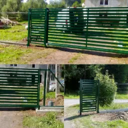 Zielona brama przesuwna z poziomymi szczeblami, widok z dwóch perspektyw, częściowo zamontowana na betonowym fundamencie, z widocznym podjazdem i budynkami w tle.