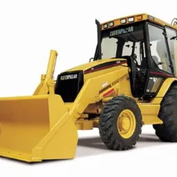 Żółta koparko-ładowarka Caterpillar na białym tle, z widocznym łyżką z przodu i wysięgnikiem z tyłu, prezentowana w studiu.