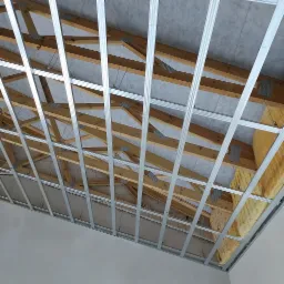 Sufit podwieszany z widoczną konstrukcją metalową, drewnianymi belkami i częściowo ułożoną wełną mineralną