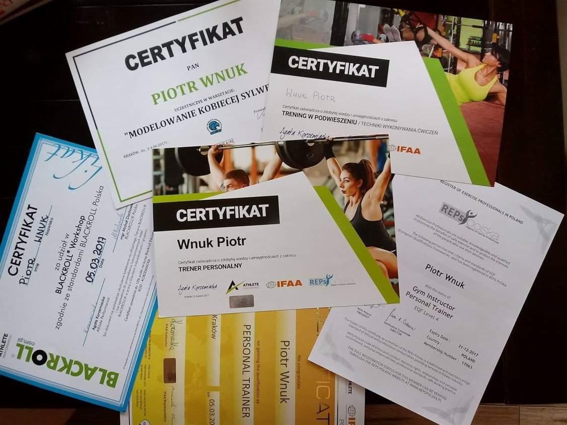 Zestaw certyfikatów i dokumentów potwierdzających kwalifikacje Piotra Wnuka jako trenera personalnego, w tym certyfikaty z Blackroll Workshop, IFAA i REPS Polska, z widocznymi zdjęciami osób...