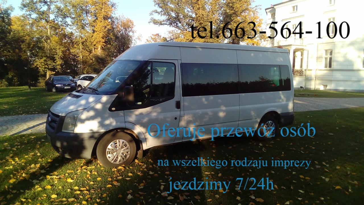 Biały bus z przyciemnianymi szybami na tle jesiennego parku i białego budynku, z numerem telefonu i napisem 'Oferuję przewóz osób na wszelkiego rodzaju imprezy, jeździmy 7/24h'.