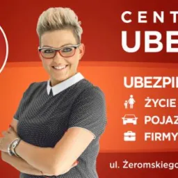 Kobieta w okularach na tle grafiki reklamowej centrum ubezpieczeń, oferującego polisy na życie, pojazdy, firmy, podróże i nieruchomości, z gwarancją najniższych cen i zniżkami na OC.
