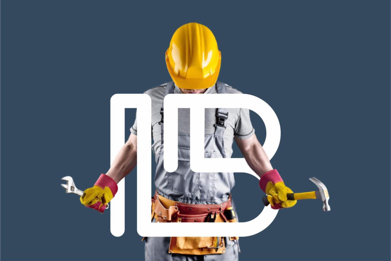 Pracownik budowlany w kombinezonie, kasku i rękawicach ochronnych, trzymający klucz francuski i młotek, z dużym białym logo na pierwszym planie.