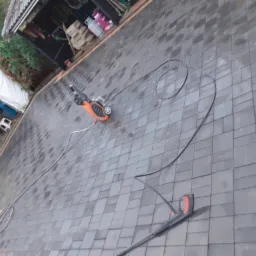 Kostka modulo antracyt z delikatnym akcentem żółci wygląda znakomicie