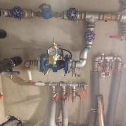 Przyłącze wody, rozprowadzenie na poszczególne piętra , instalacja hydrantówa wraz z zaworem pierwszeństwa.