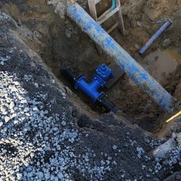 Wycinka w wodociąg w celu przedłużenia go na do innych działek.