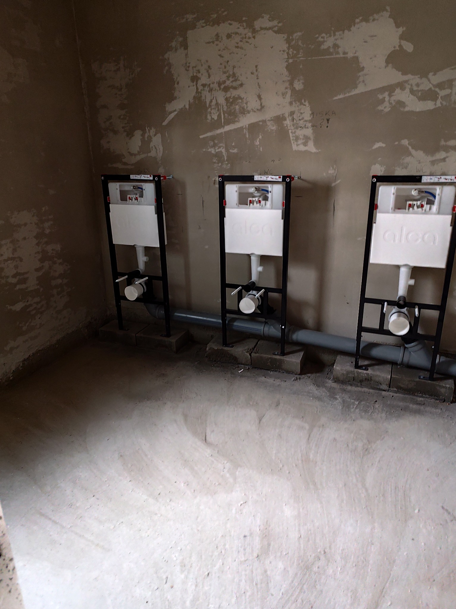 Montaż kanalizacji i urządzeń w zapleczu sanitarnym sali gimnastycznej.