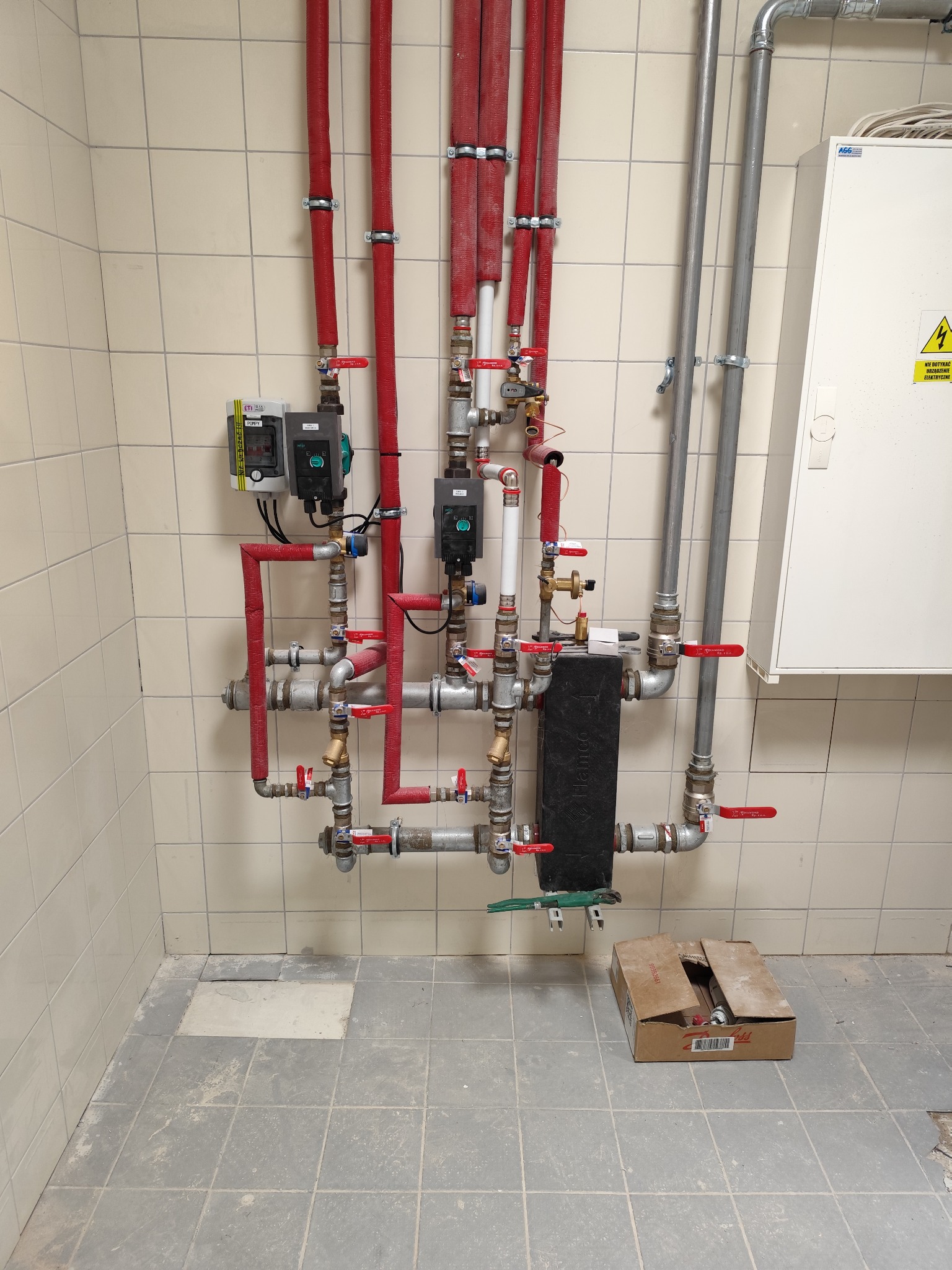 Zestaw pomp zasilający piony grzejników w basenie miejskim.