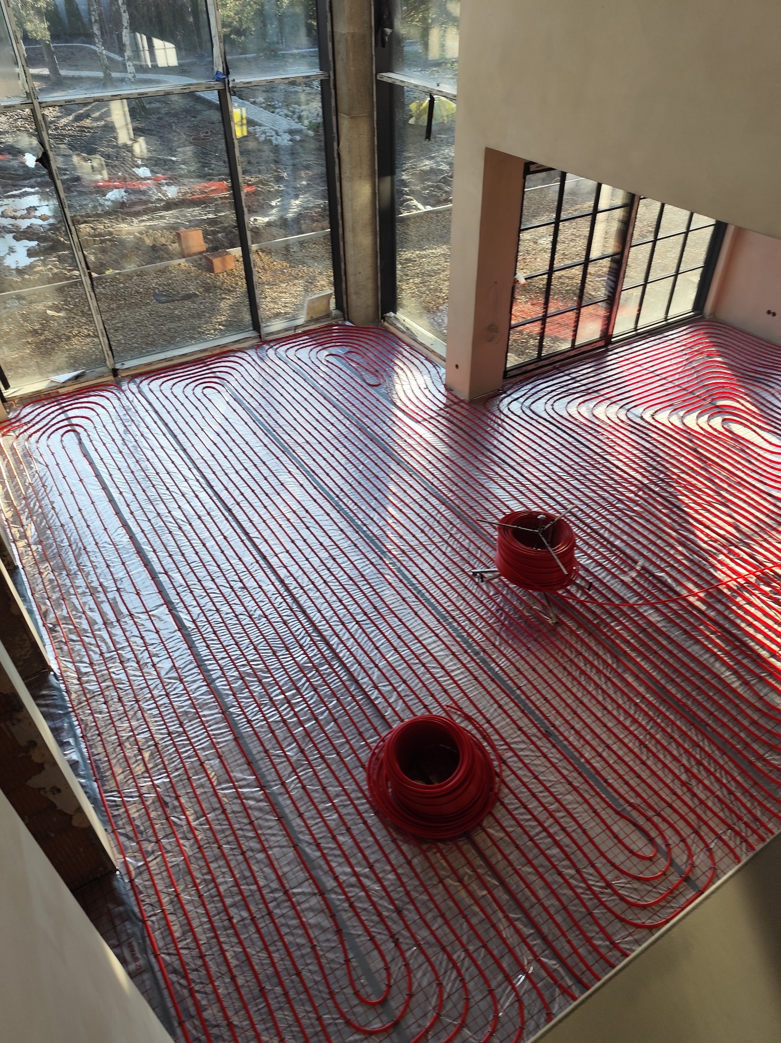 Ułożenie styropianu i ogrzewanie podłogowe.