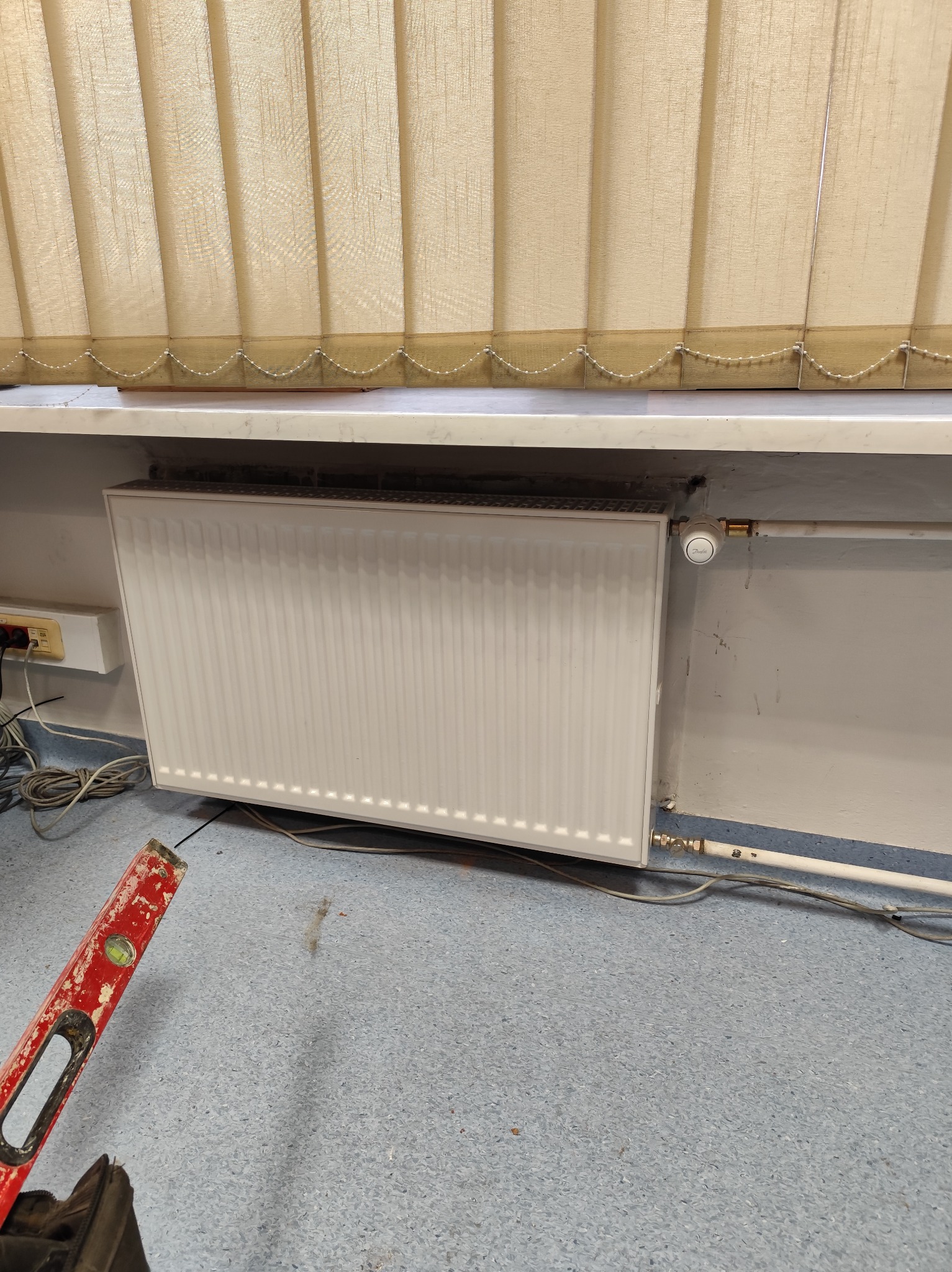 Mrożenie instalacji oraz wymiana cieknącego grzejnika w urzędzie miasta.