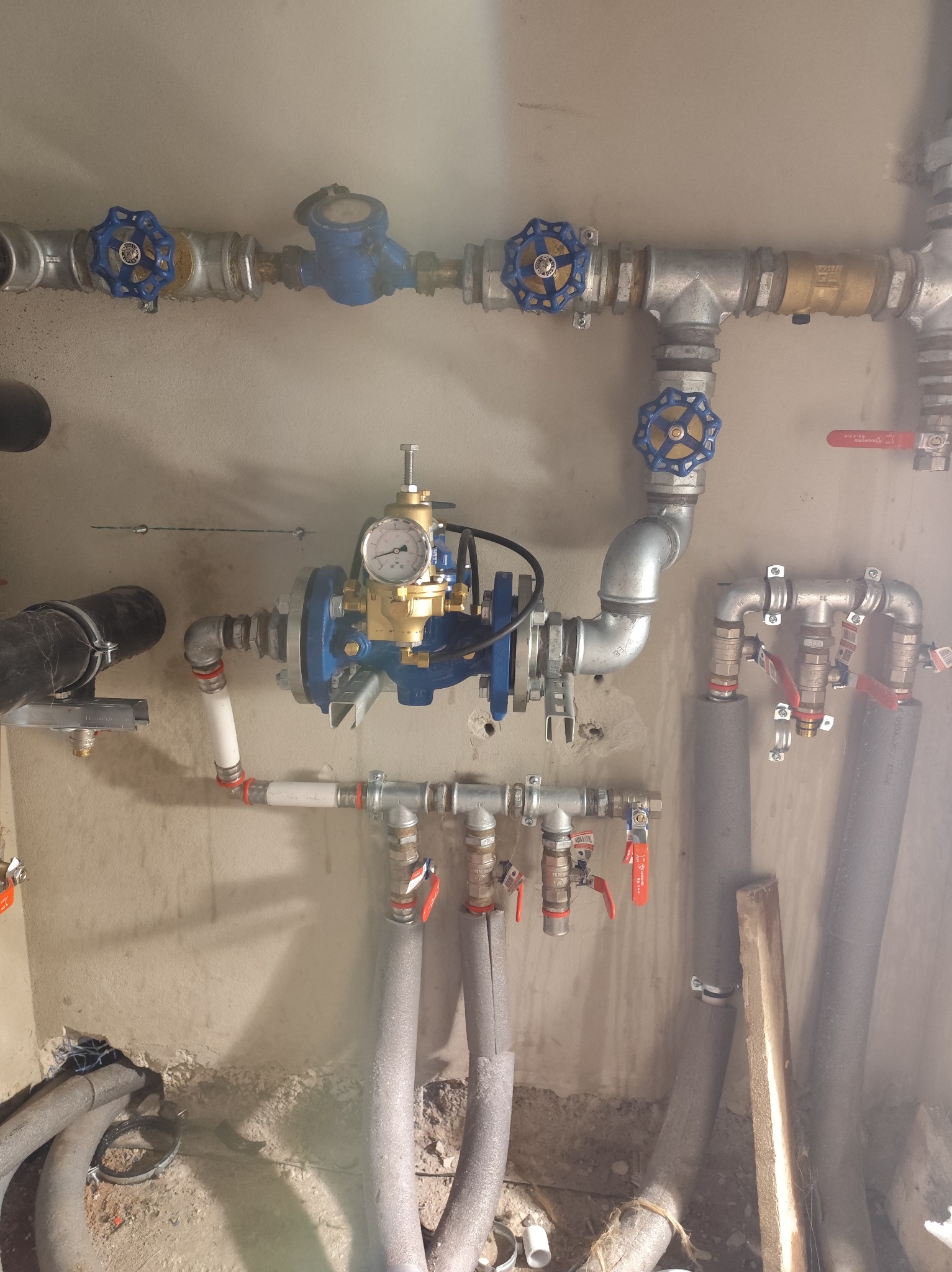 Przyłącze wody, rozprowadzenie na poszczególne piętra , instalacja hydrantówa wraz z zaworem pierwszeństwa.