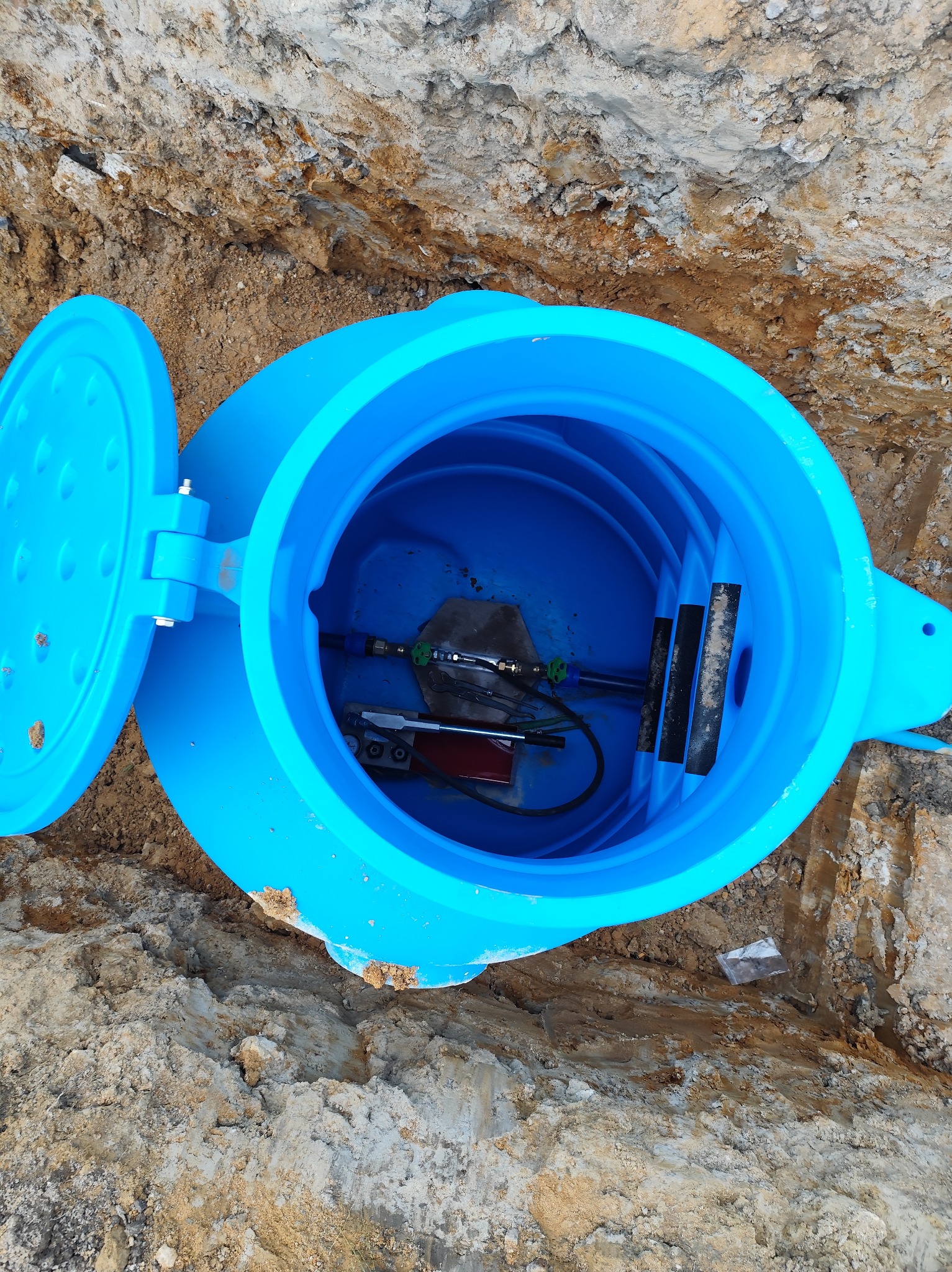 Studnia wodomierzowa na prywatnej posesji.