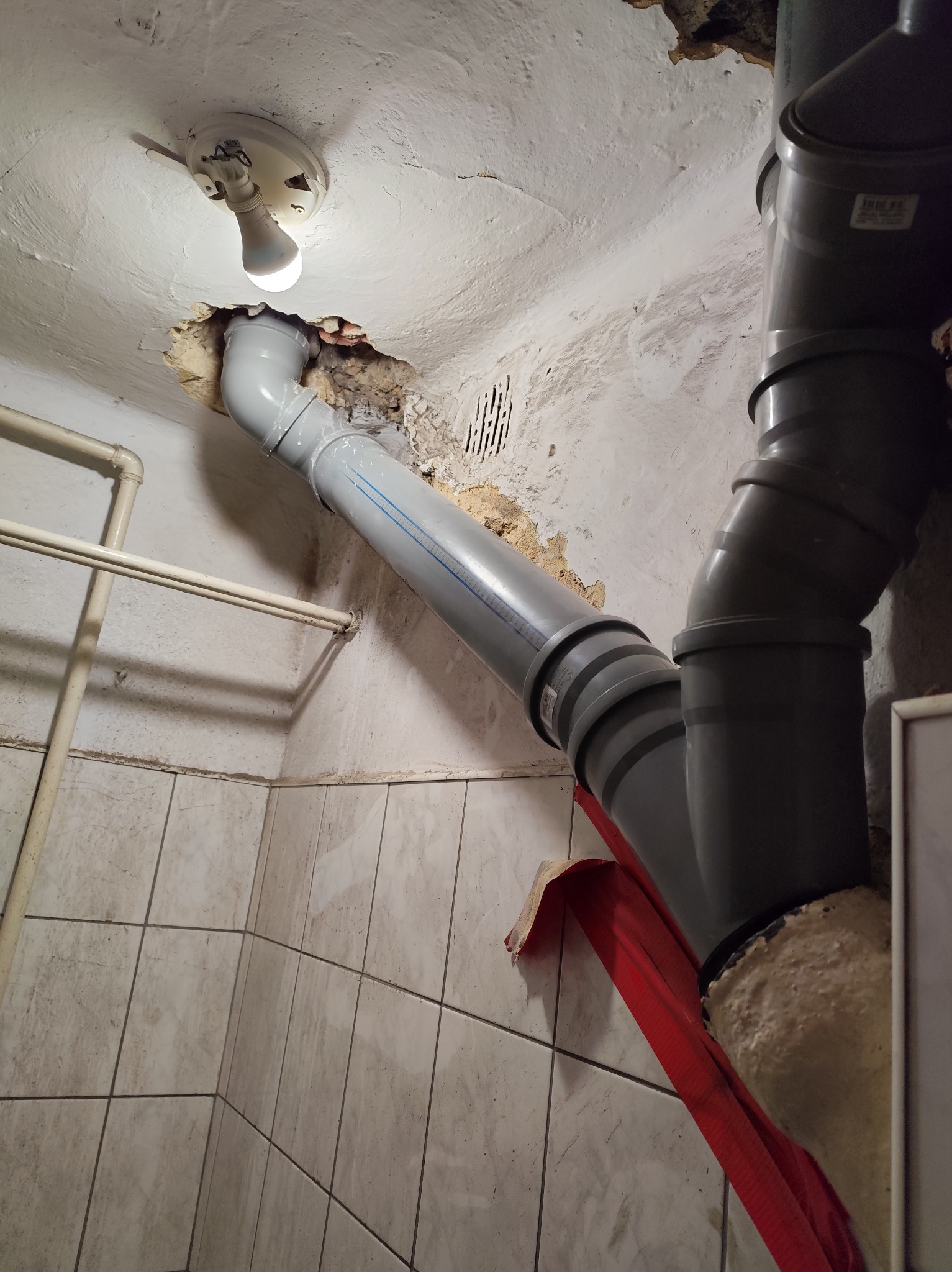 Wymiana części pękniętego pionu kanalizacji z żeliwa .