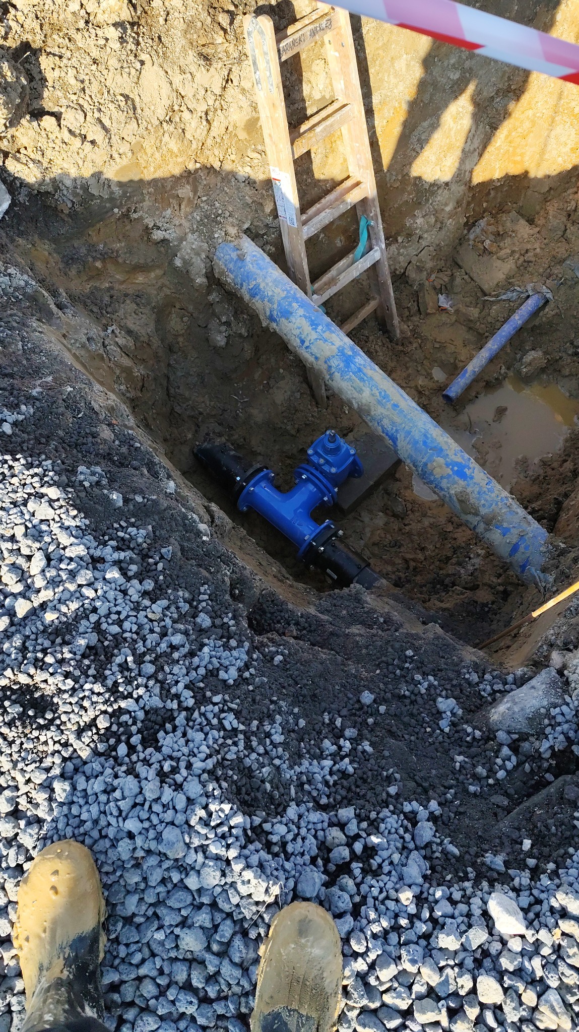 Wycinka w wodociąg w celu przedłużenia go na do innych działek.