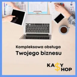Biuro z laptopem, tabletem, telefonem, kawą i dokumentami, z dwoma parami rąk pracującymi nad analizą danych.