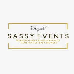 Logo firmy Sassy Events w złotej ramce, oferującej organizację wesel, wieczorów panieńskich i kawalerskich, imprez tematycznych oraz baby showers.