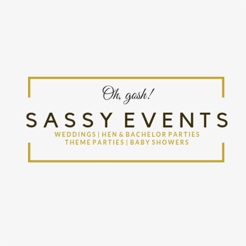 Logo firmy Sassy Events w złotej ramce, oferującej organizację wesel, wieczorów panieńskich i kawalerskich, imprez tematycznych oraz baby showers.
