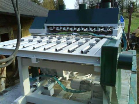 Wielowrzecionowa wiertarka CNC do drewna, widok z boku, na zewnątrz, z elementami konstrukcyjnymi w kolorze białym i zielonym.