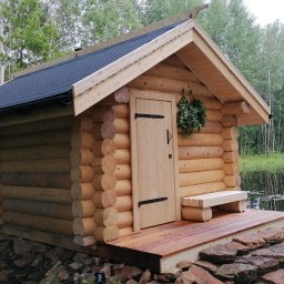 Budynek z bali o średnicy 22 cm składa się z 2 pomieszczeń, sauny opalanej piecem na drewno i wypoczywalni.
