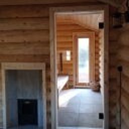 Szklane drzwi prowadzą z wypoczywalni do sauny natomiast z drugimi drzwiami możemy wyjść z sauny na taras i nas staw.