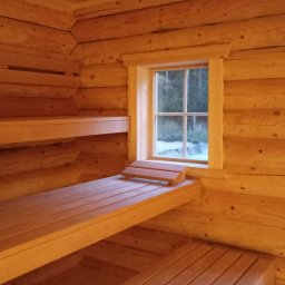 W saunie znalazło się miejsce dla 3 rzędów ławek wykonanych z olchy. Z sauny przez  2 okna można podziwiać staw oraz pobliski las.