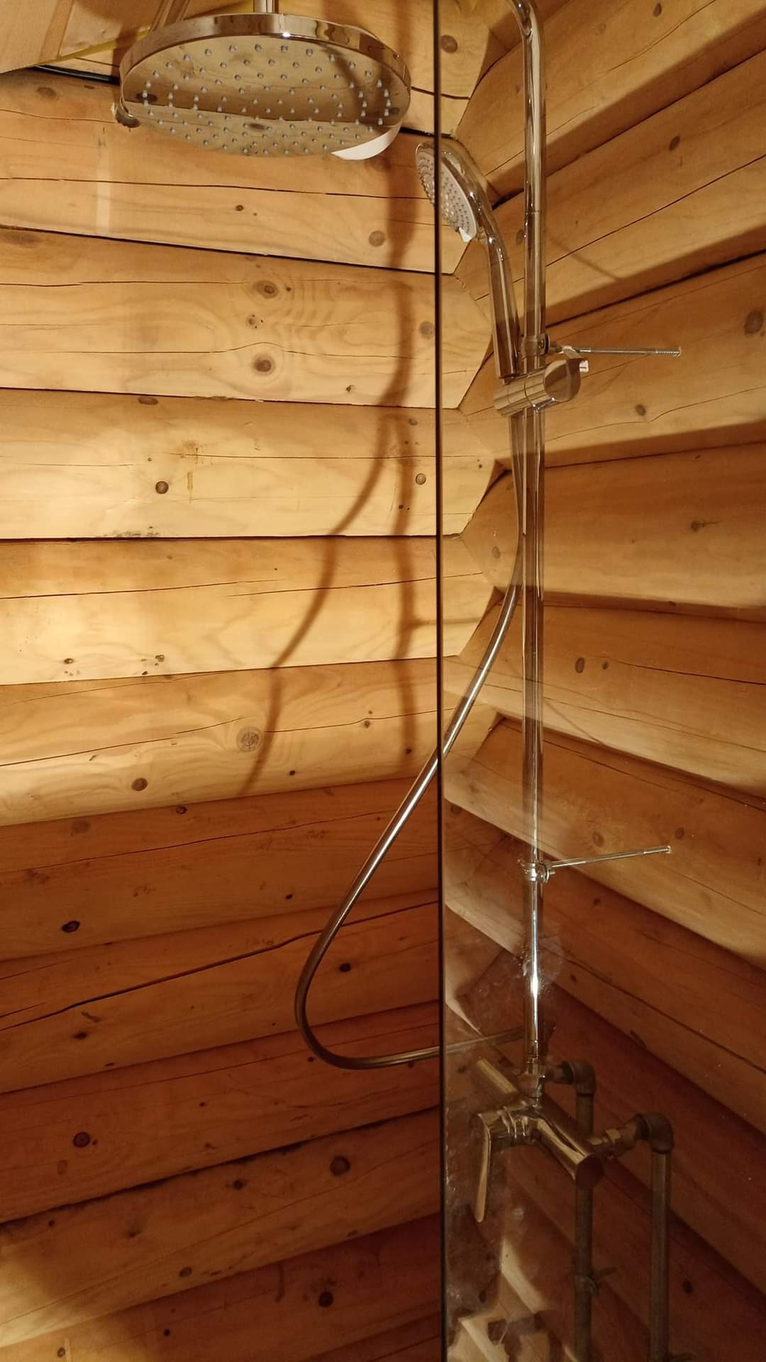 Prysznic w bani zabezpieczony jest specjalistycznym lakierem wodoodpornym.