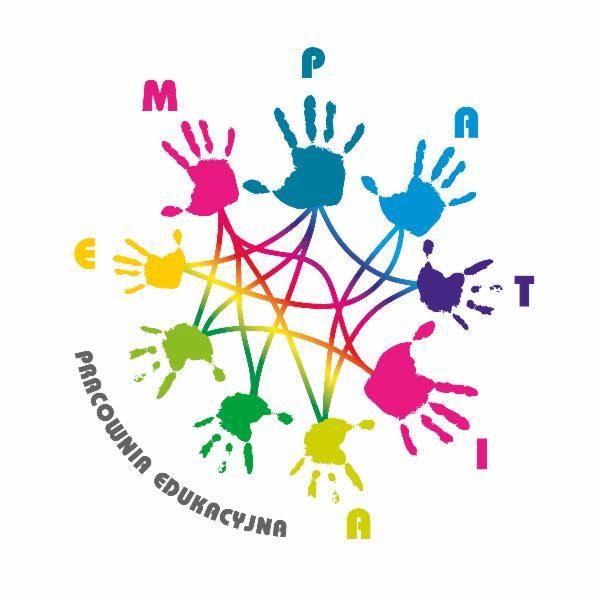 Kolorowe odciski dłoni ułożone w okrąg z wpisanymi literami, poniżej napis 'Pracownia Edukacyjna'.