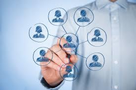 Dłoń rysująca schemat powiązań między osobami, symbolizujący relacje interpersonalne i networking.