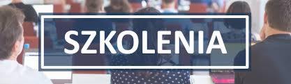 Uczestnicy siedzą w rzędach, oglądając prezentację na ekranie z napisem 'Szkolenia' w białej ramce.