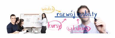 Prezentacja w Poznaniu dotycząca rozwoju osobistego i wiedzy, z grupą osób słuchających i mężczyzną piszącym na przezroczystej tablicy hasła dotyczące kursów i szkoleń.