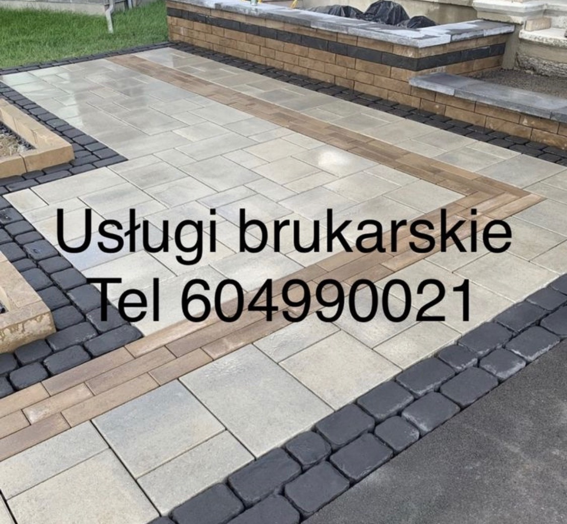 Wykończony podjazd z kostki brukowej w odcieniach szarości i beżu, obrzeża z ciemnej kostki, widoczne schody wykończone cegłą i kamieniem, trawnik w tle, tekst 'Usługi brukarskie Tel 604990021'...