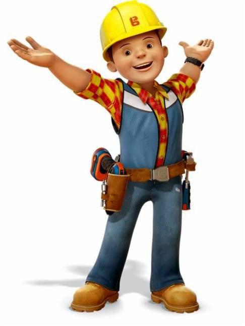 Animowana postać budowniczego w żółtym kasku, kombinezonie i koszuli w kratę, z narzędziami przy pasie, stojąca na białym tle z rozłożonymi rękami.