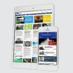 Tablet i smartfon wyświetlają aplikację Wiadomości Szczecin z różnymi artykułami i informacjami miejskimi, na jasnym tle.