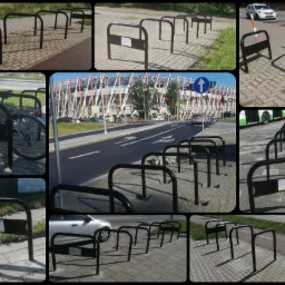 Zestawienie ujęć czarnych, metalowych stojaków rowerowych na różnych nawierzchniach chodników, z budynkiem w tle i rowerem przypiętym do jednego z nich.