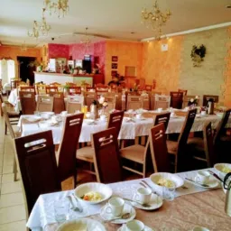 przykładowe ułożenie stołów w sali restauracyjnej