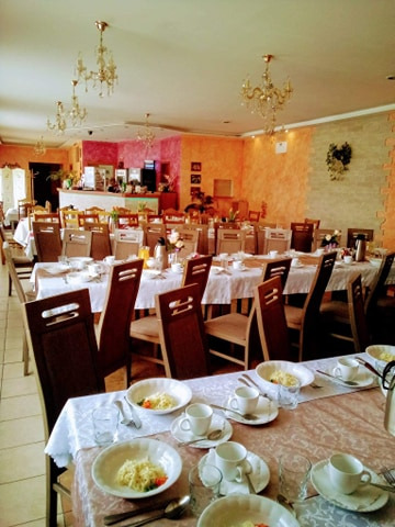 przykładowe ułożenie stołów w sali restauracyjnej