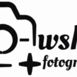 Czarno-białe logo firmy fotograficznej z motywem aparatu i napisem 'n.O-wska fotografia'.