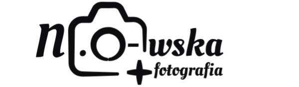 Czarno-białe logo firmy fotograficznej z motywem aparatu i napisem 'n.O-wska fotografia'.