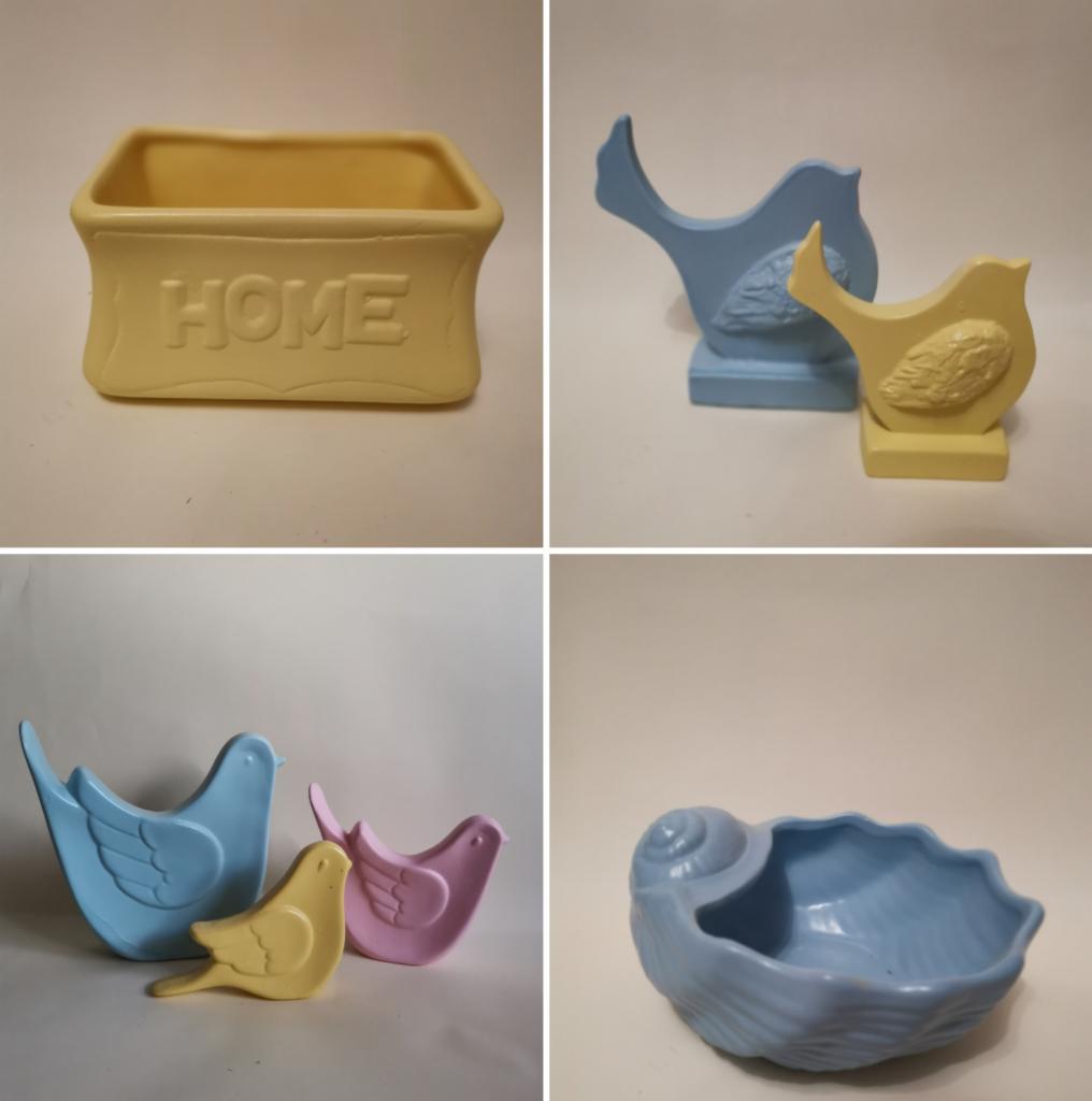 Cztery ceramiczne osłonki na doniczki w pastelowych kolorach: żółta z napisem HOME, dwie figurki ptaków - niebieska i żółta, trzy figurki ptaków - niebieska, żółta i różowa, osłonka w kształcie...