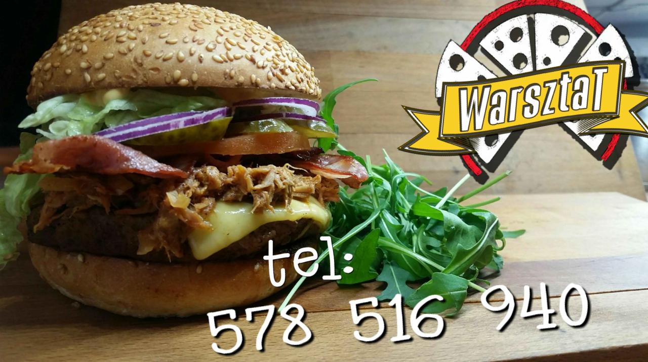 Apetyczny burger z szarpaną wieprzowiną, bekonem, warzywami i serem na drewnianej desce w Rzeszowie, obok widoczny numer telefonu i logo firmy.