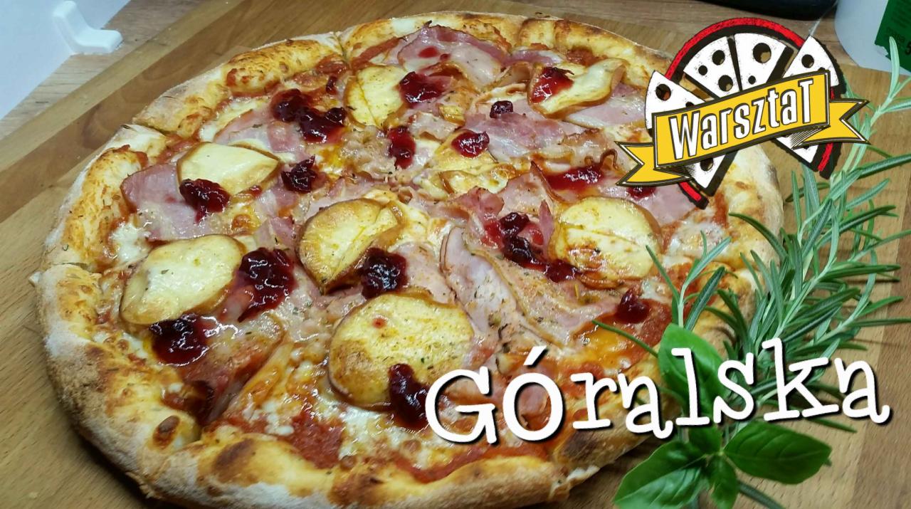 Pizza z boczkiem, oscypkiem i żurawiną na drewnianym podkładzie, udekorowana gałązką rozmarynu i bazylii, z logotypem 'Warsztat' i napisem 'Góralska'