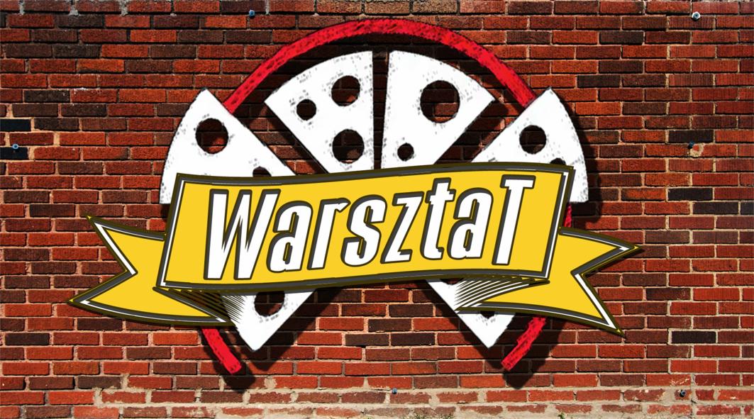 Grafika na ceglanej ścianie z logo pizzerii w kształcie pizzy i napisem 'Warsztat'