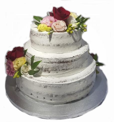 Trzypiętrowy tort weselny typu naked cake z białym kremem i dekoracją z róż w odcieniach czerwieni, różu i żółci, umieszczony na srebrnej paterze.